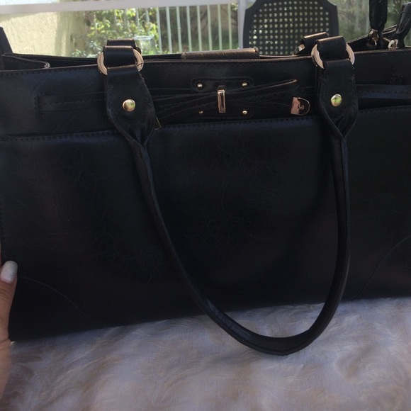 Medium black leather purse
