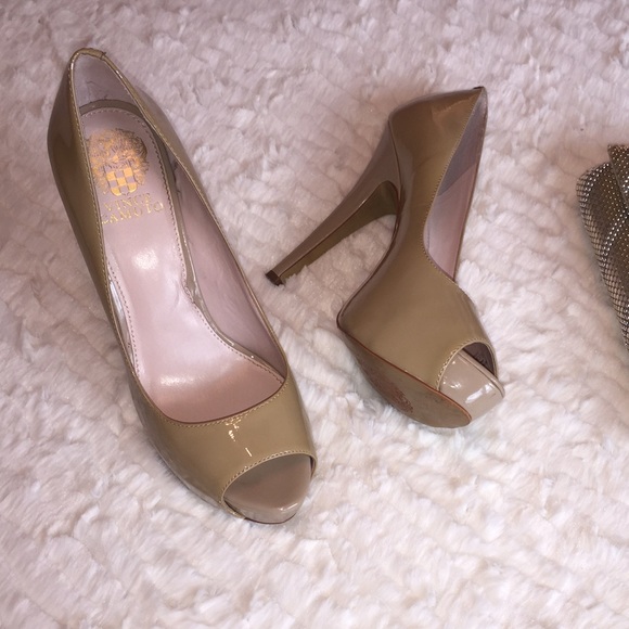 💋SOLD 💋Vince Camuto Peep Toe Patent Leather Pump - Picture 2 of 4