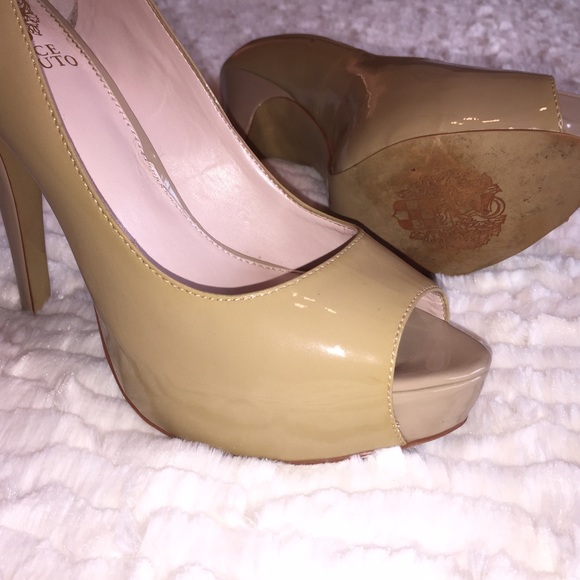 💋SOLD 💋Vince Camuto Peep Toe Patent Leather Pump - Picture 3 of 4