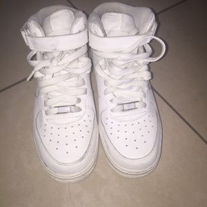 White AIR FORCE 1's
