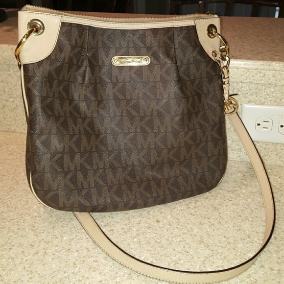 🚫 SOLD Michael Kors crossbody jet set handbag