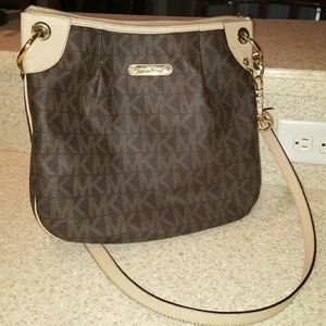🚫 SOLD Michael Kors crossbody jet set handbag