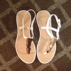 White sandals with gold shells
