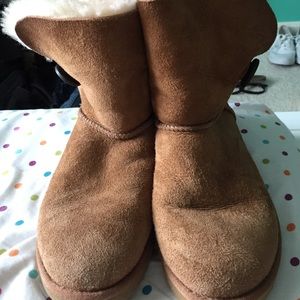 LIKE NEW BROWN BAILEY BUTTON UGGS
