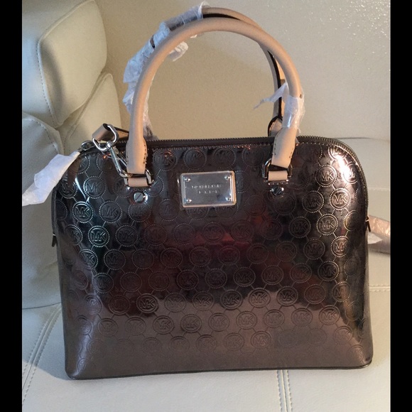 💯%AUTHENTIC MMK CINDY LG DOME SATCHEL😍