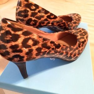 Leopard print dress shoes