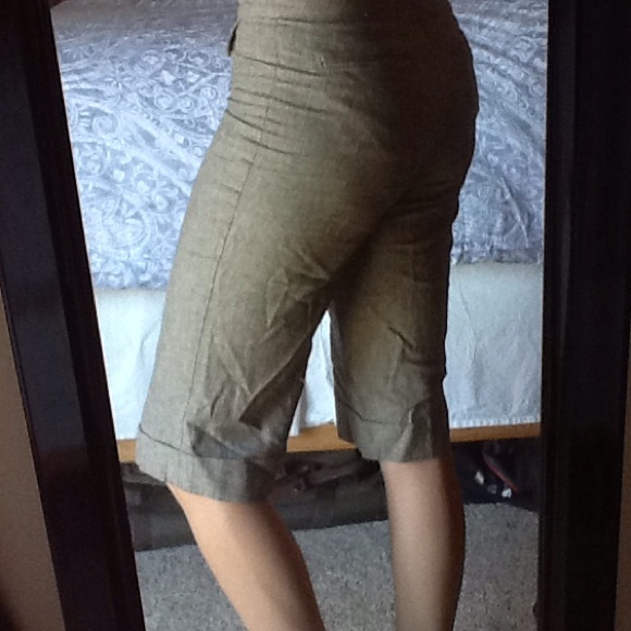 BR contoured fit professional capris. - Picture 2 of 4