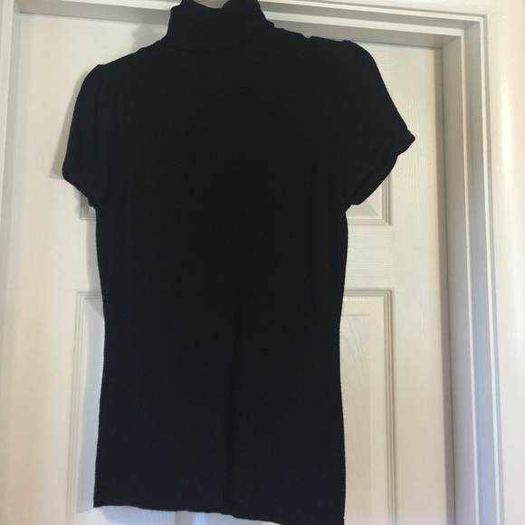 Keyhole cutout short sleeve turtleneck