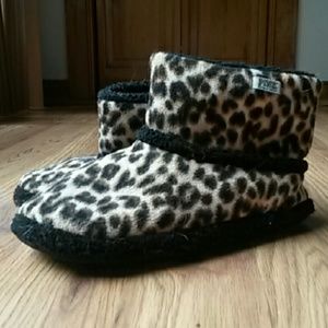 VS PINK Cheetah print slipper booties