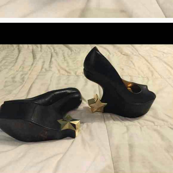 Black heeless shoes
