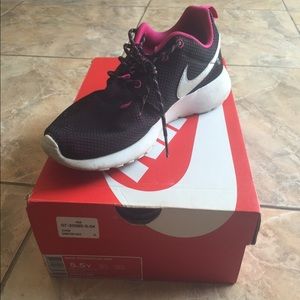 Roshe Run Pink & Black.