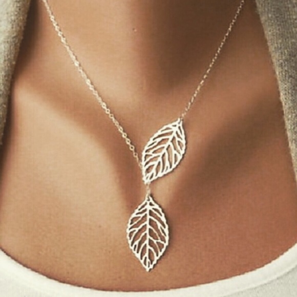 Jewelry - Pretty crossed leaf necklace 🍃