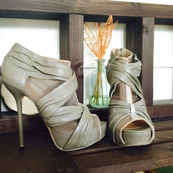 ‼️SOLD‼️L.A.M.B. Platform bootie peep toe heels - Picture 4 of 4