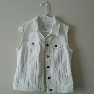 BRAND NEW, NWT Delias White Denim Vest - Large
