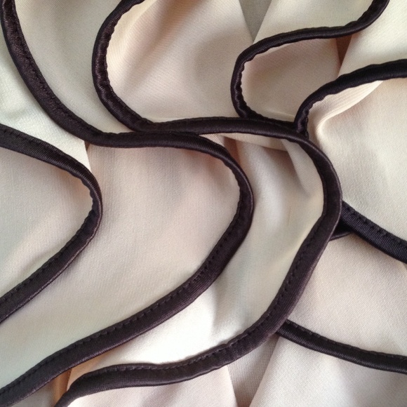 Beautiful Ruffle Top - Picture 4 of 4