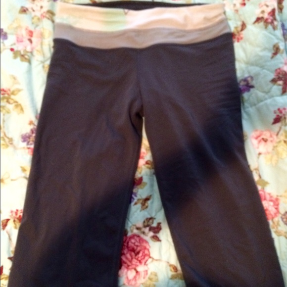 Lululemon dark grey cropped pants.