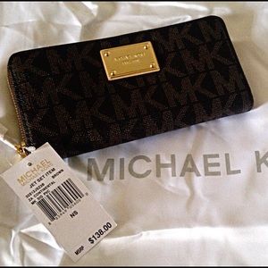 Michael Kors Jet Set Wallet in brown color!