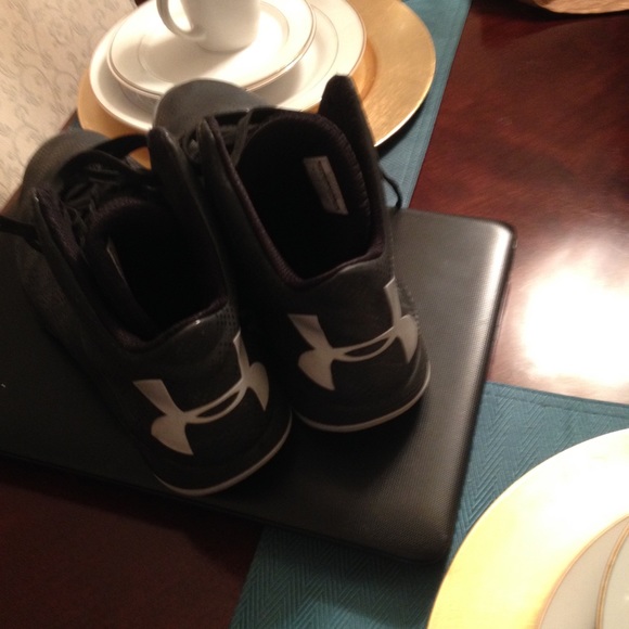 Basketball shoes