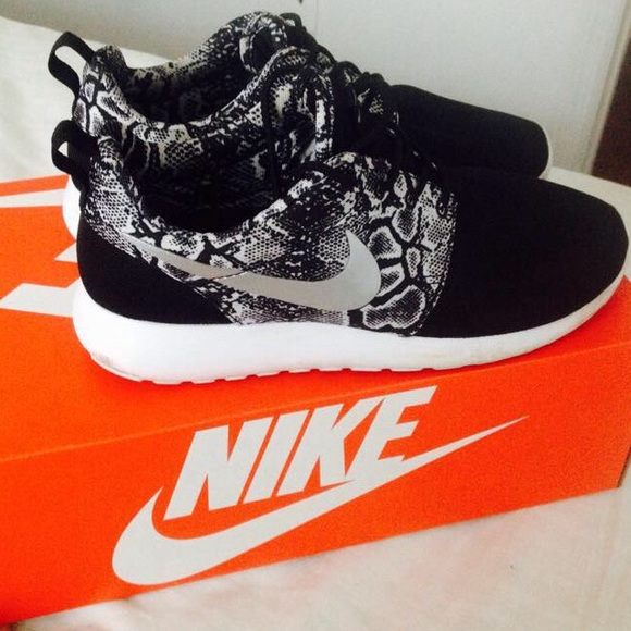 Nike Shoes - Nike Roshe Run