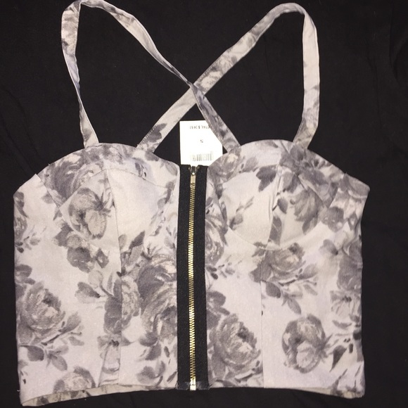 Forever 21 Tops - 🚫SOLD IN BUNDLE🚫 Criss Cross Vintage Crop Top 💕