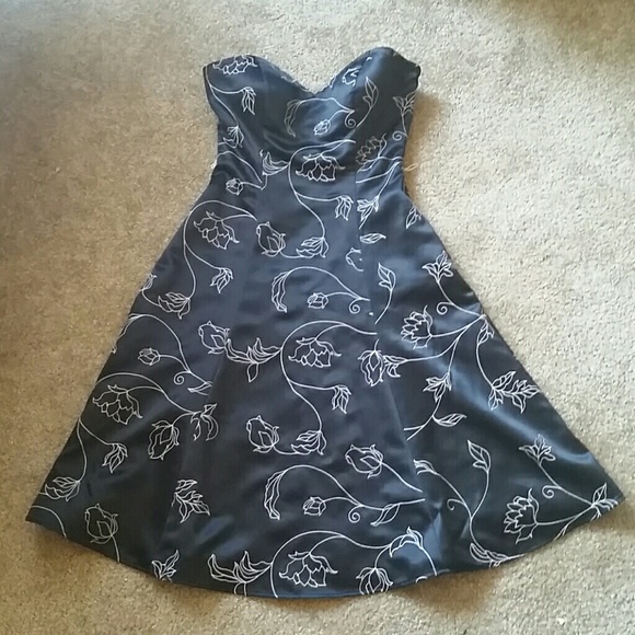 White House Black Market Embroidered Dress 2