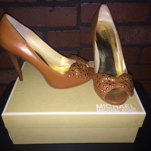 FLASH SALE: MICHAEL KORS STUDDED BOW PEEP TOE PUMP