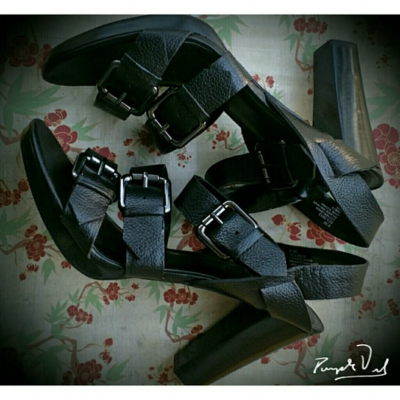 BLACK SANDALS