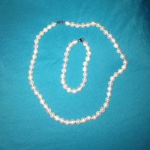 Pearl necklace and bracelet