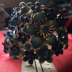 ✨2 Accessories $10✨Blue Rhinestone Flower Bracelet