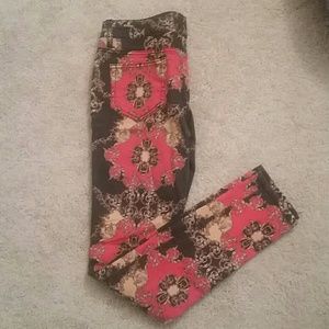 Print stretch jeans in red, gold, black