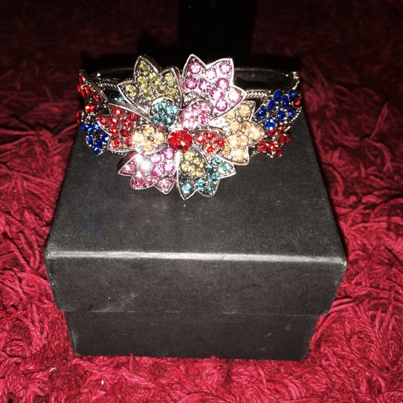 ✨2 accessories $10✨ New Rhinestone flower bracelet