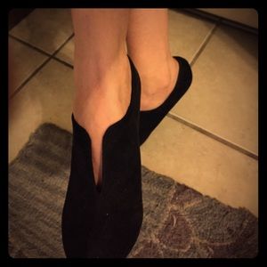 Kohls brand booties.. Black suede material.