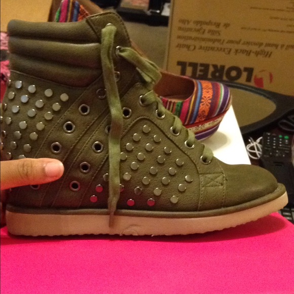 Shoes - Picture 1 of 3