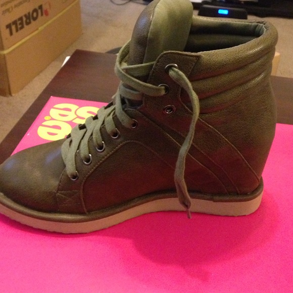 Shoes - Picture 2 of 3