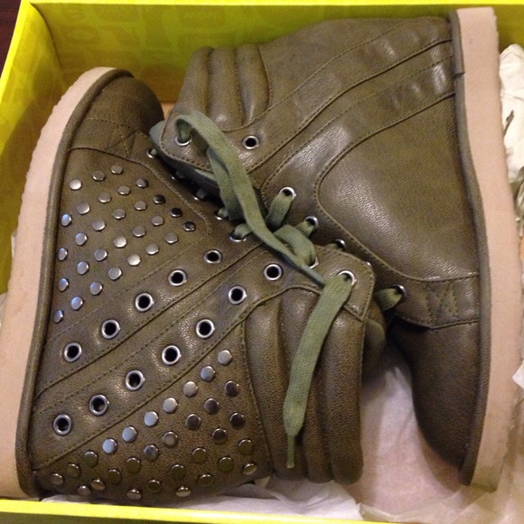 Shoes - Picture 3 of 3