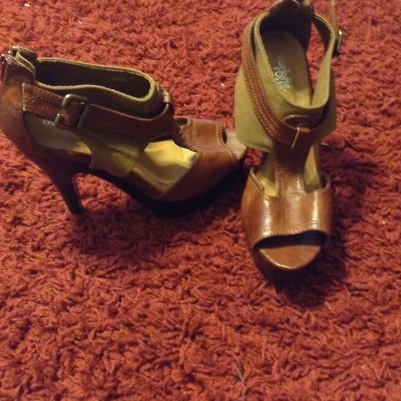 Brown fabric+leather heels