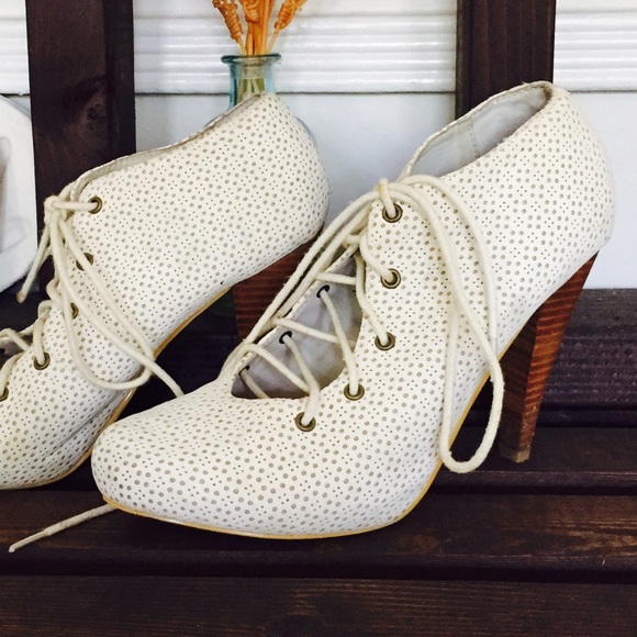 Ivory Lace up ankle booties size 7.5 - Picture 1 of 4