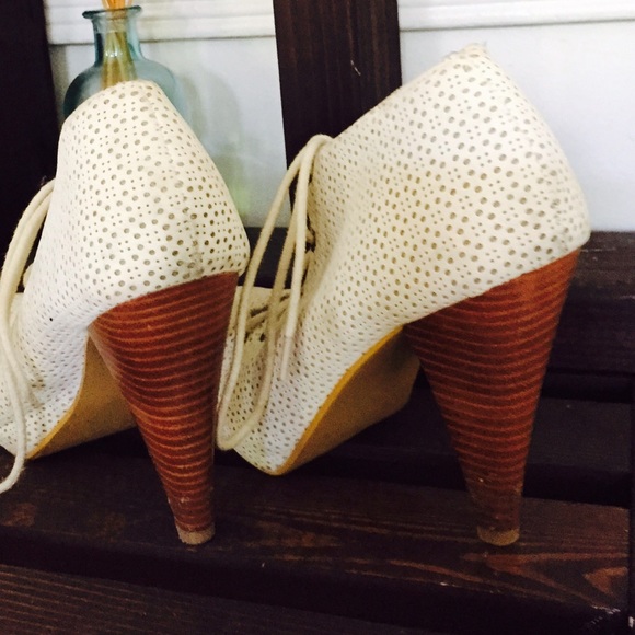 Ivory Lace up ankle booties size 7.5 - Picture 2 of 4