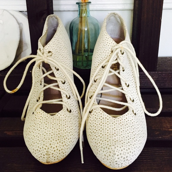 Ivory Lace up ankle booties size 7.5 - Picture 3 of 4