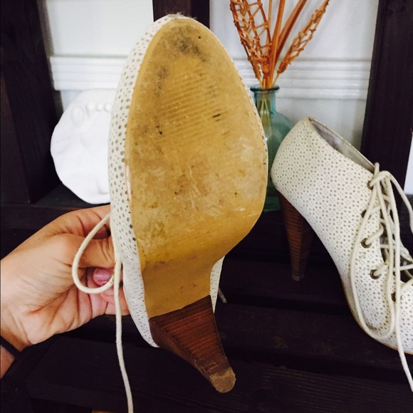 Ivory Lace up ankle booties size 7.5 - Picture 4 of 4