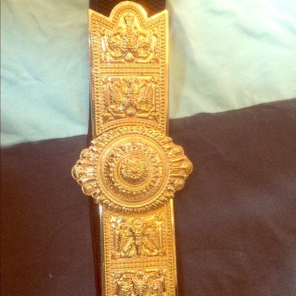Gold belt with great detail stretchy