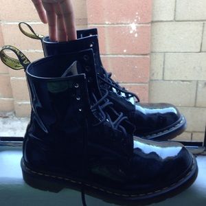 GLOSSY BLACK DR.MARTENS
