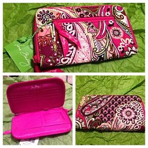 ⭐️ NWT! Very Berry Paisley Wallet