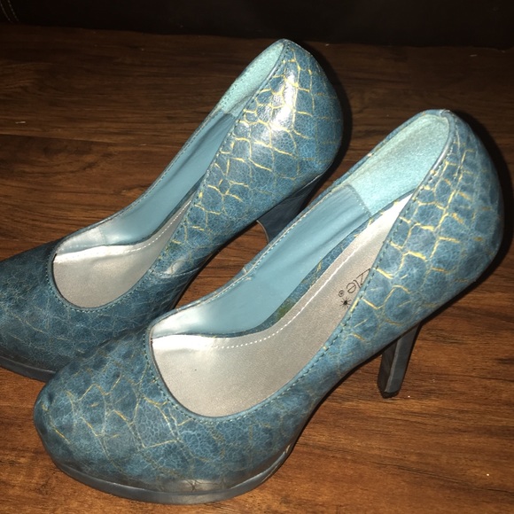 Shoe Dazzle Shoes - Shoe dazzle Snake skin printed pumps
