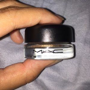 Mac Pro long wear paint pot