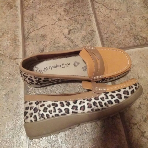 Like new yellow and leopard color flats