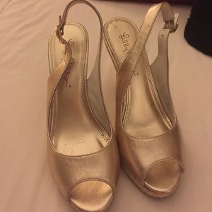 Gold Lilly Pulitzer wedges.