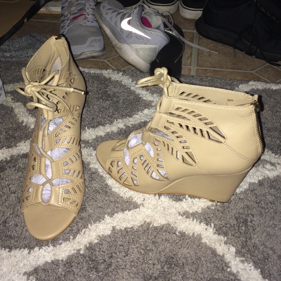 Lace up wedges 🔥❤️