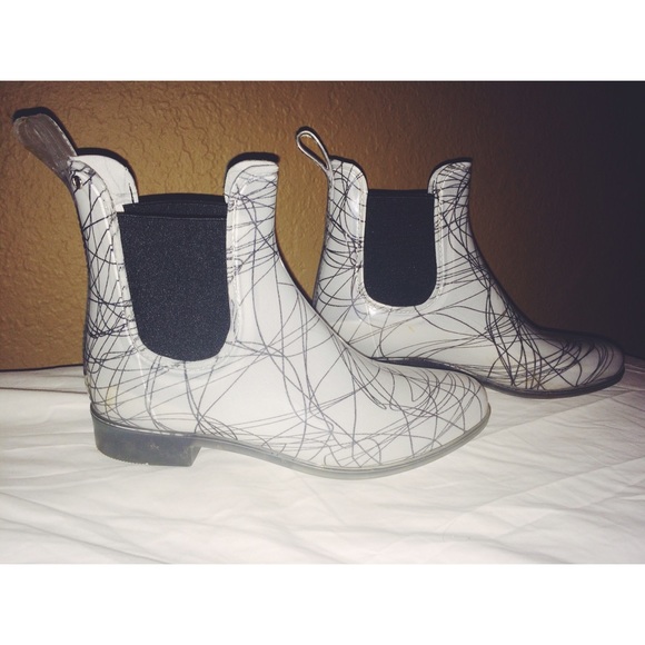 🔸SOLD 🔸French Connection Graphic design - Picture 2 of 2