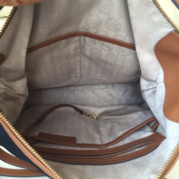 SOLD!  Michael Kors Bag and matching Wallet! - Picture 2 of 4